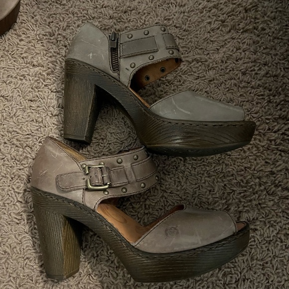 Born chunky heel open toe size 7.5 
Brown
Good used condition - Picture 2 of 2